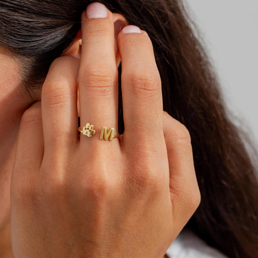 Spersonalizowany pierścionek z inicjałem pupila